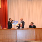 Член виконкому КМВ НОК України Сергій Тимофєєв вручив Подяку голові Оболонської РДА